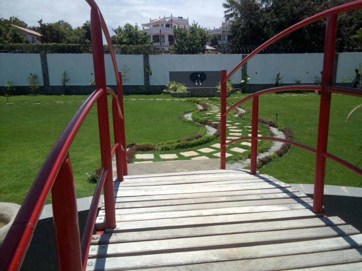 Chamiachi Hotel & Apartments Бамбури Екстериор снимка