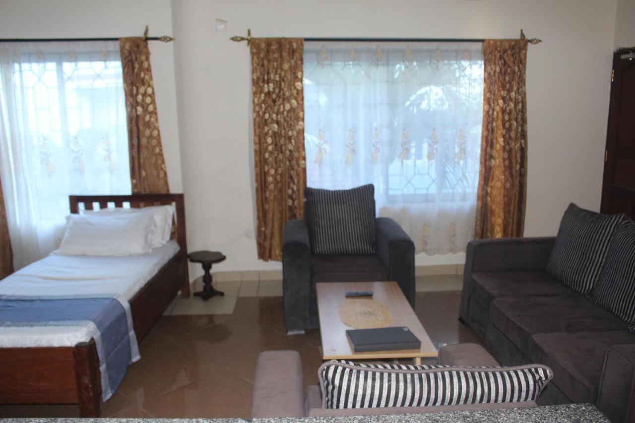 Chamiachi Hotel & Apartments Бамбури Екстериор снимка